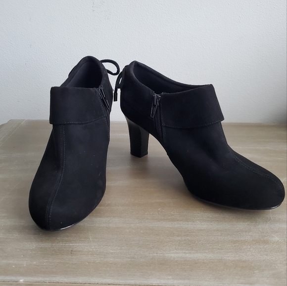 Coach and Four Suede Cuffed  Ankle  Booties with bow Size 7.5 - Picture 1 of 11